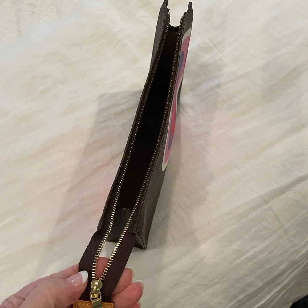 ❌❌SOLD❌❌LOUIS VUITTON❤️GAME ON TOILETRY POUCH 26❤️ - Picture 12 of 12